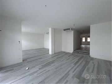 Locale commerciale con spazi personalizzabili