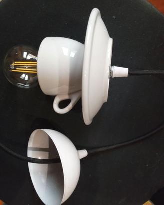 lampadario a sospensione con tazzina caffè bianca