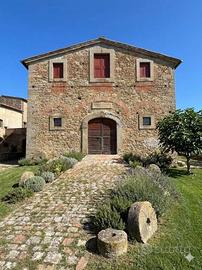 Rustico / Casale di 1000 m² con più di 5 locali a 