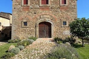 Rustico / Casale di 1000 m² con più di 5 locali a 
