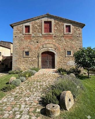 Rustico / Casale di 1000 m² con più di 5 locali a 
