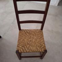 Sedia bassa con sedile in paglia.  
