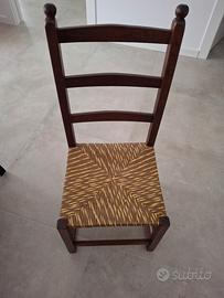 Sedia bassa con sedile in paglia.  