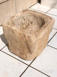 Antico mortaio in pietra scolpita