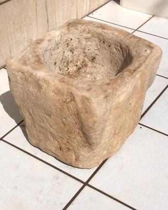 Antico mortaio in pietra scolpita