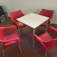 Sedie e tavolo