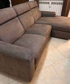 Divano motorizzato con penisola