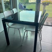 Tavolo nero piano vetro allungabile con 4 sedie
