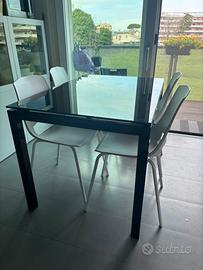 Tavolo nero piano vetro allungabile con 4 sedie