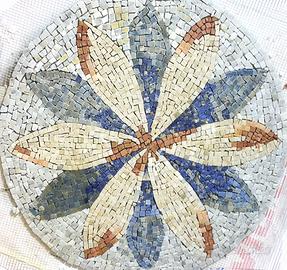 Mosaico rosone in pietra su rete diametro 60cm