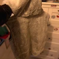 Maglione peloso sbracciato con cappuccio koala