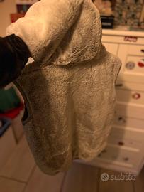 Maglione peloso sbracciato con cappuccio koala