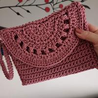 pochette lavorata a uncinetto 