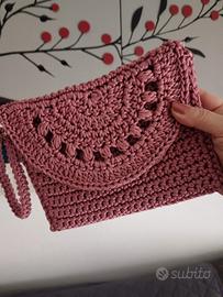 pochette lavorata a uncinetto 