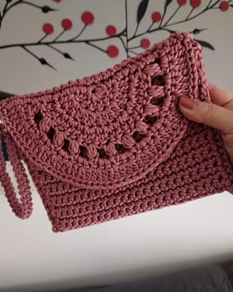 pochette lavorata a uncinetto 