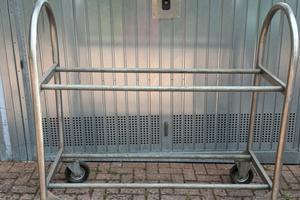 Carrello porta gomme pneumatici da pista garage .