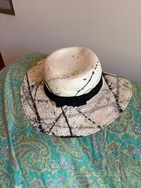 Cappello di paglia con fiocco nero