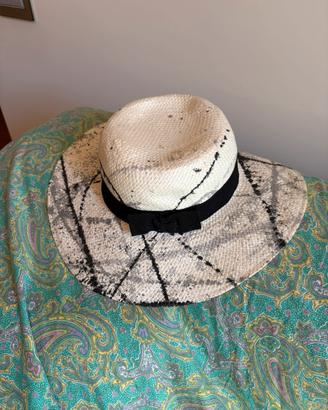 Cappello di paglia con fiocco nero