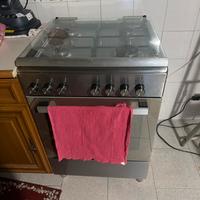 "Cucina a gas con forno, design moderno