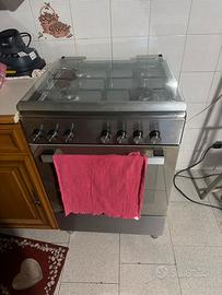 "Cucina a gas con forno, design moderno