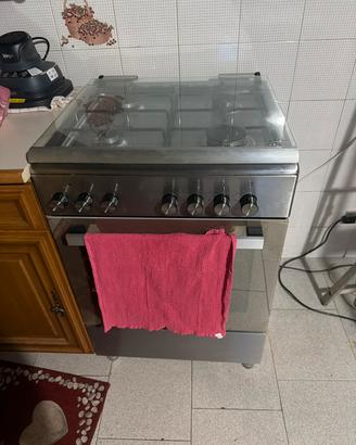 "Cucina a gas con forno, design moderno