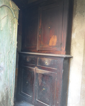 Credenza a muro d'antiquariato dell'ottocento