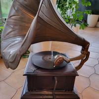 Grammofono a tromba con dischi