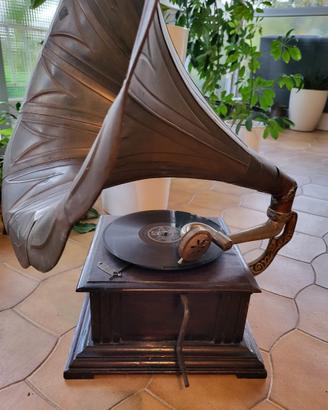 Grammofono a tromba con dischi