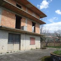 Grezzo in cemento armato con terreno