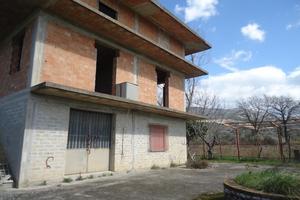 Grezzo in cemento armato con terreno