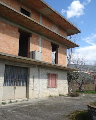 Grezzo in cemento armato con terreno