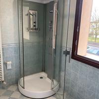 Doccia cabinata con idrogetti