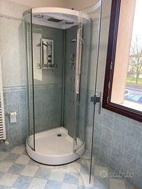 Doccia cabinata con idrogetti