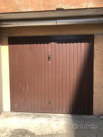 Garage doppio spazioso, piastrellato e illuminato