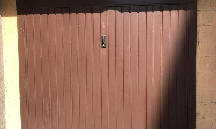 Garage doppio spazioso, piastrellato e illuminato