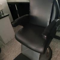 Poltrona nera retrò per parrucchieri e barbieri