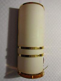 Lampada da parete laccata oro con vetro satinato