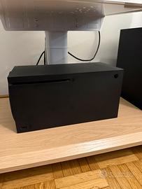 Xbox serie X con giochi e controller