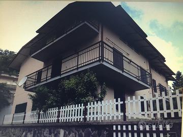 Porzione di casa con due appartamenti