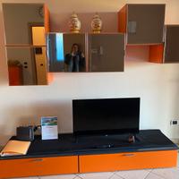 Mobile tv lineare con pensili cubi