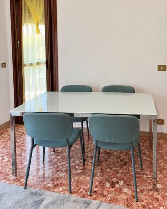 Tavolo in vetro, mobile TV e tappeto grande