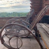 Due sedie a dondolo di rattan