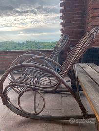 Due sedie a dondolo di rattan