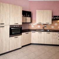 Cucina completa con elettrodomestici legno nero