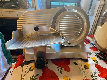 Affettatrice semi-professionale lama 24 cm