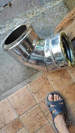 Curva stufa a legna isolata