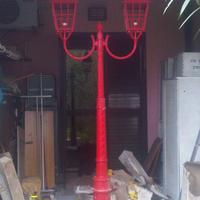 Lampioni esterni a due luci rossi.