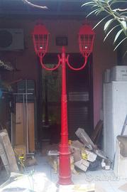 Lampioni esterni a due luci rossi.