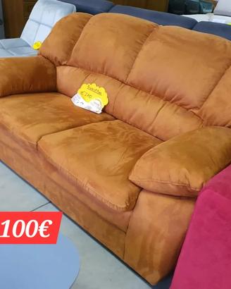 Divano nuovo usato per esposizione