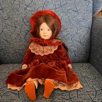 Bambola in porcellana e velluto